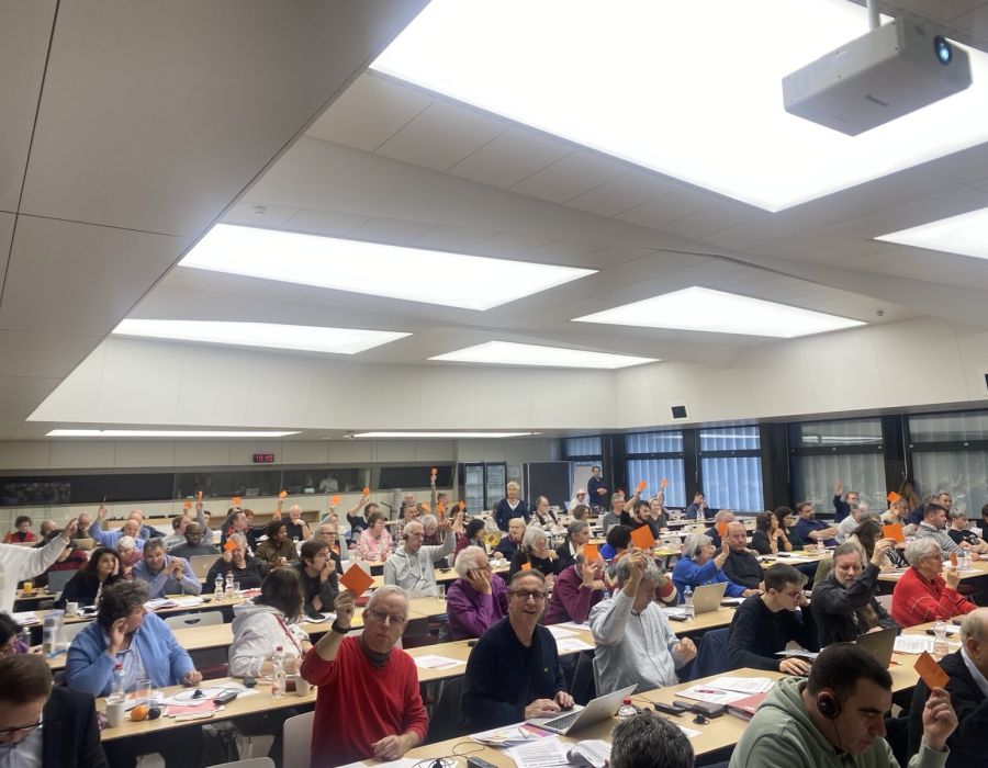 personnes assises dans une salle de réunion.