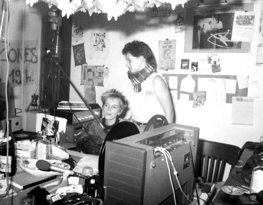 Photo noir/blanc avec deux femmes dans un studio de radio.