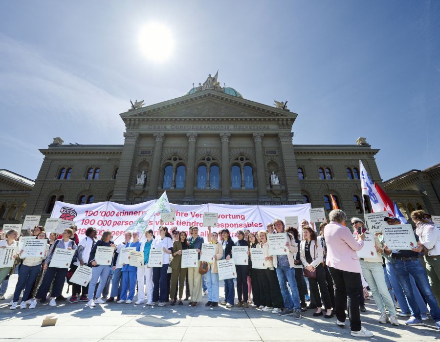 Personnes rassemblées sur la Place fédérale, à Berne.