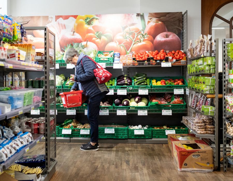 Dame faisant ses courses dans une épicerie.