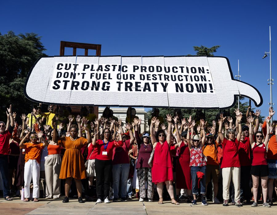 Rassemblement de personnes avec une grande pancarte.