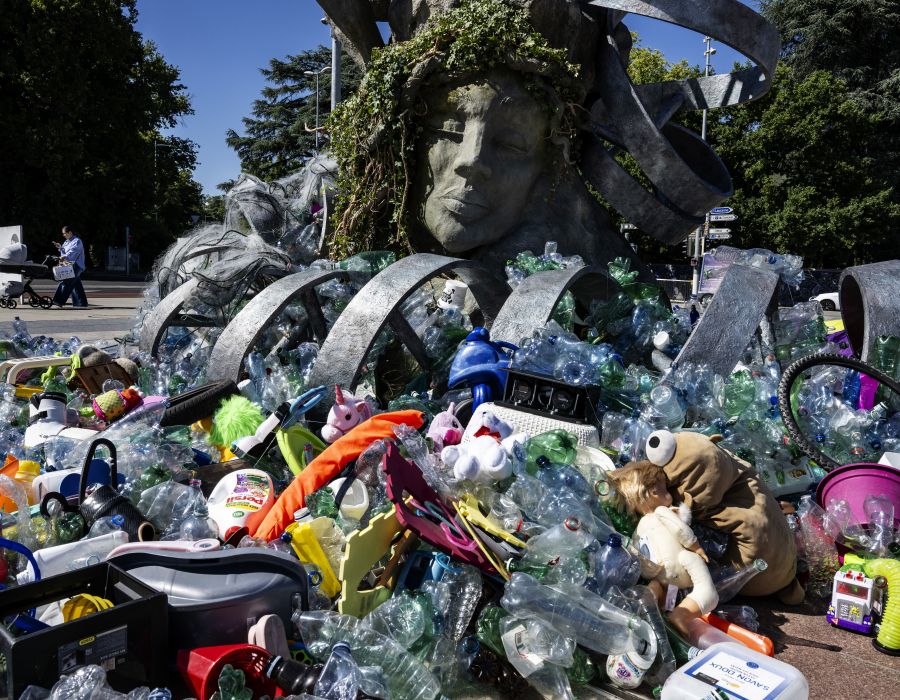 femme pleine de déchets plastiques