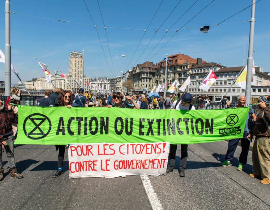 Manifestants bloquant le Grand-Pont à Lausanne. Sur une banderole, on peut lire: Action ou extinction, pour les citoyens, contre le gouvernement!