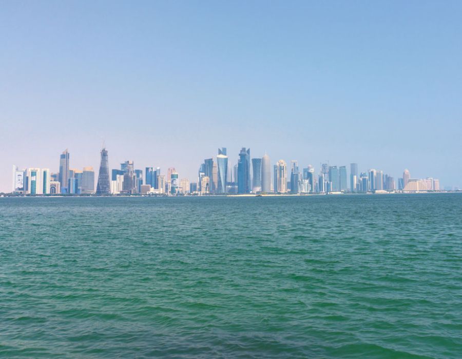 Vue de Doha depuis le large avec ses gratte-ciels.