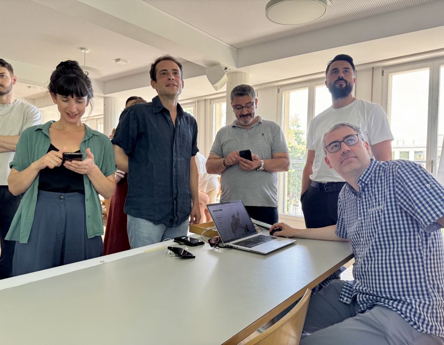 Personnes autour d'une table