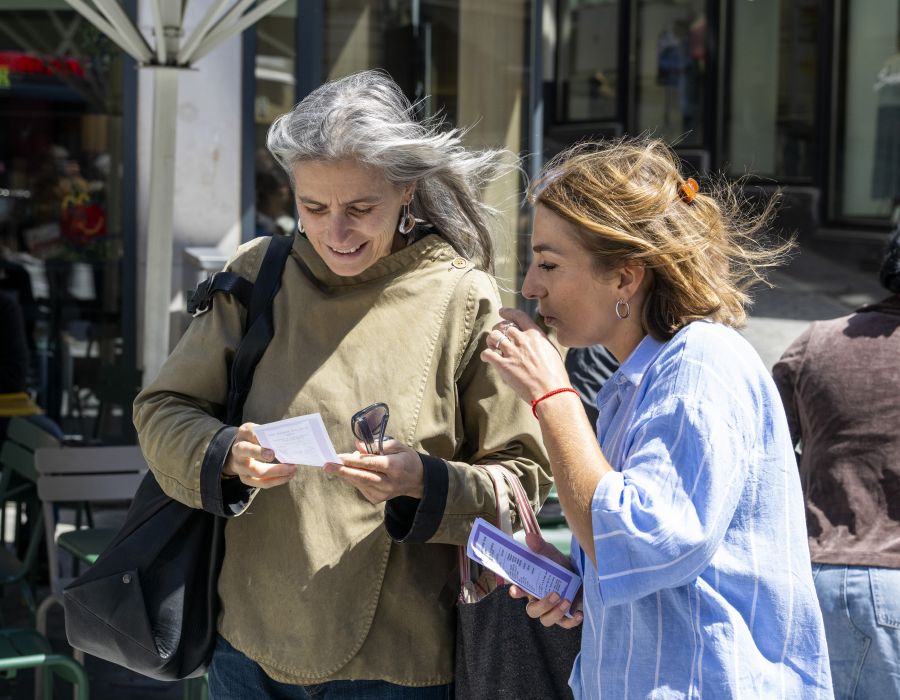 Deux femmes discutent