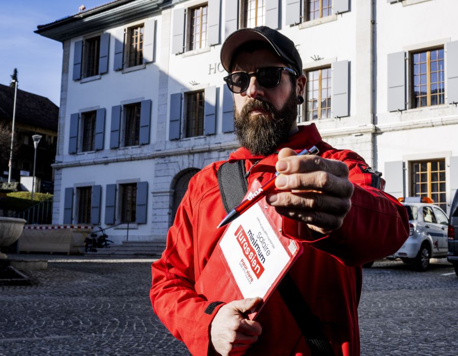 un syndicaliste qui récolte des signatures