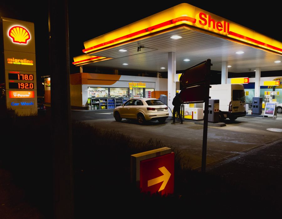 Station-service de nuit.