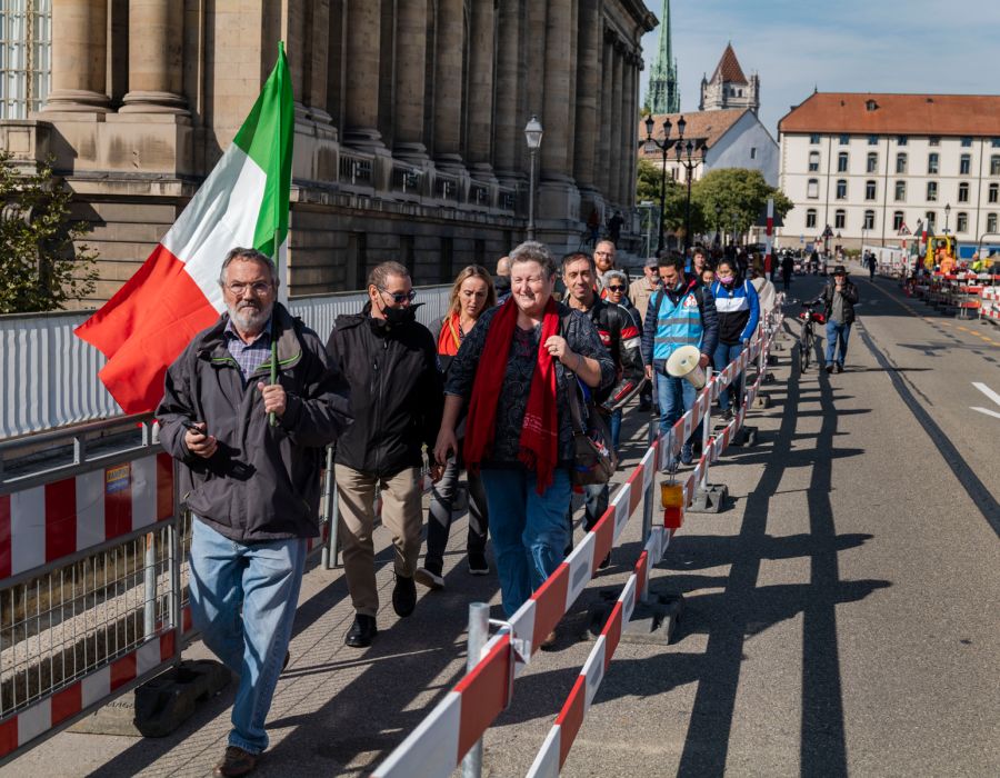 Piquet de solidarité avec un drapeau italien.