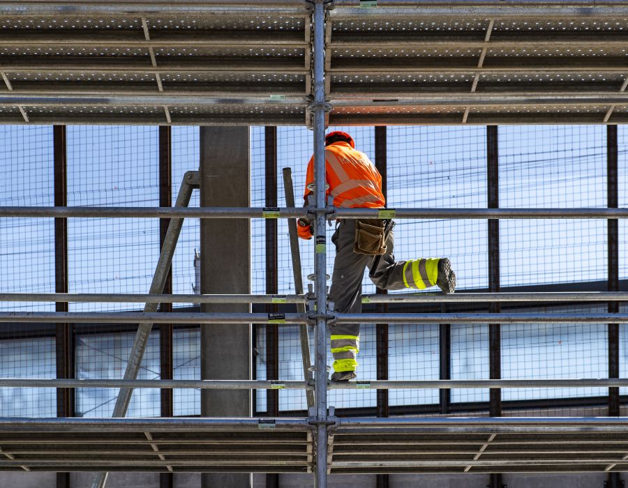 Ouvrier sur des échafaudages.