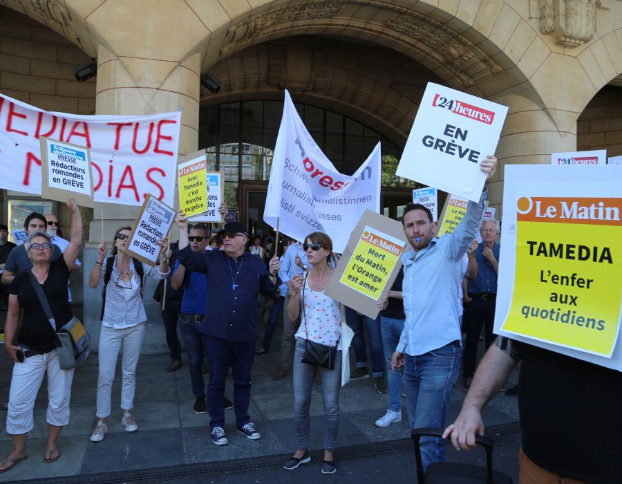 Manifestants et banderoles où il est écrit, entre autres, "Tamedia, l'enfer aux quotidiens"