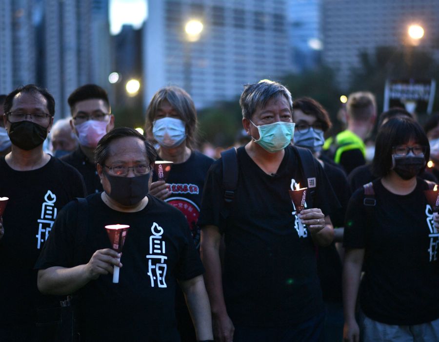 Manifestants avec bougies
