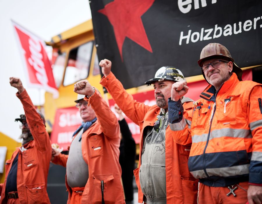 Ouvriers le poing levé