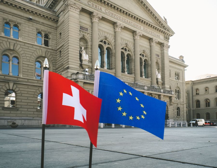 Drapeau suisse et européen