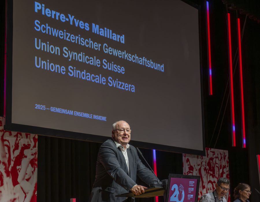 Homme sur une estrade