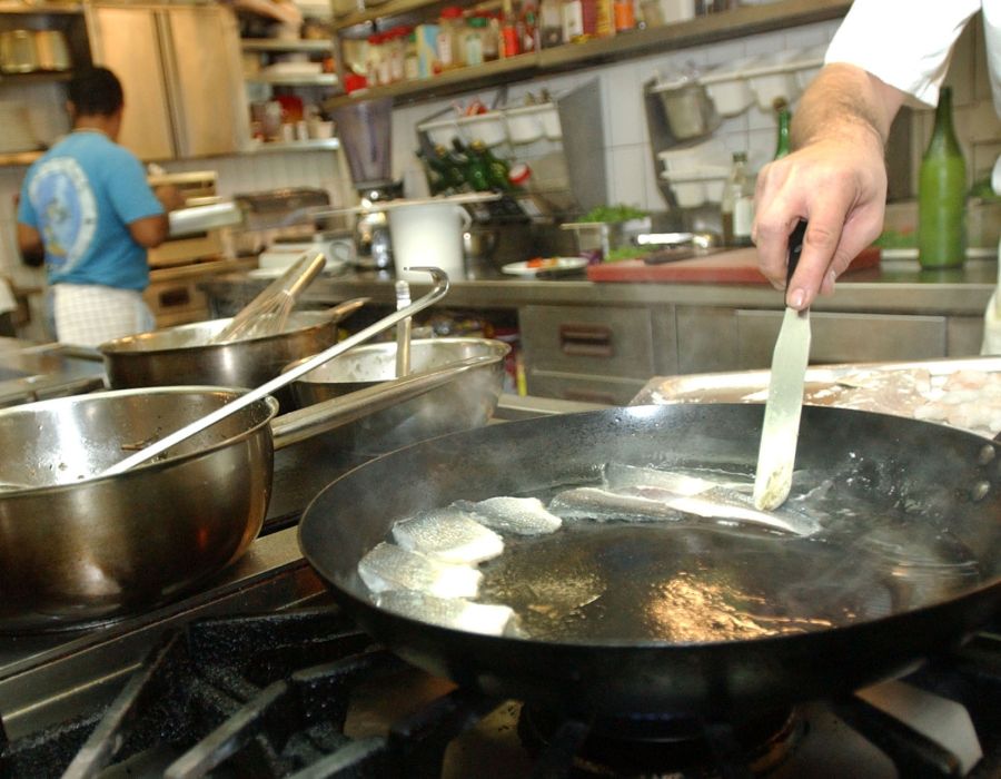 Cuisinier au travail