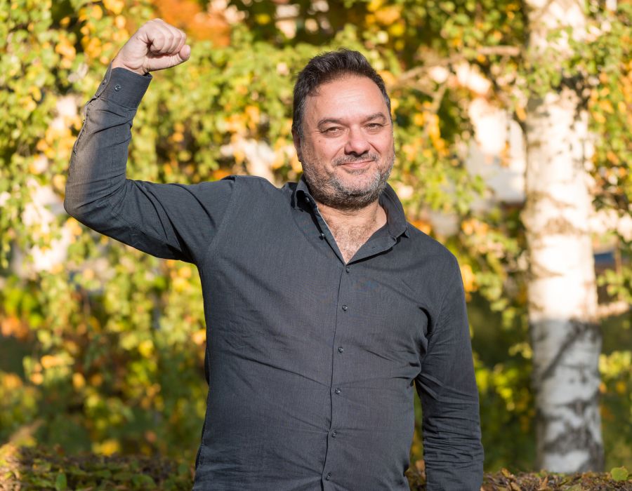 Homme au poing levé