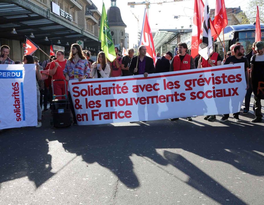 manifestation devant la gare banderole solidarité avec les grévistes en France