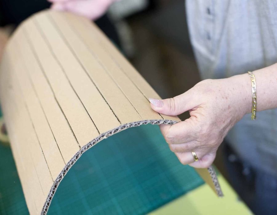 mains d'une femme travaillant du carton