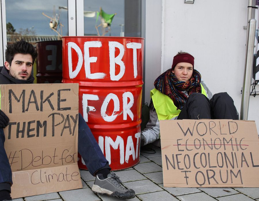 Des activistes de Debt for Climate sont intervenus lors du dernier Forum économique mondial de Davos pour faire entendre leur voix, réclamant l’annulation de la dette des pays du Sud.