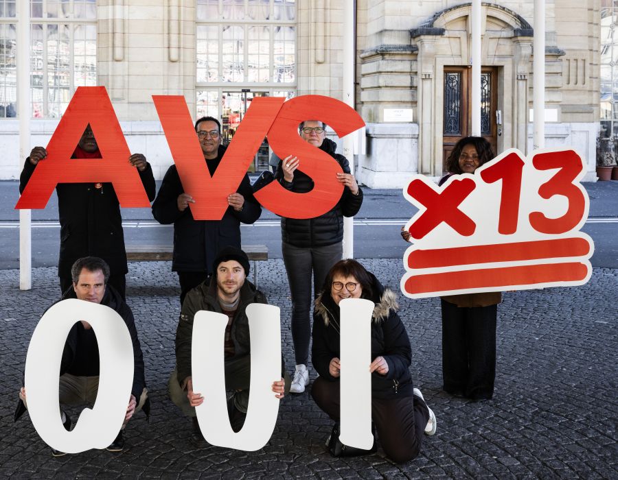 Des militants défendent la 13e rente AVS à La Chaux-de-Fonds