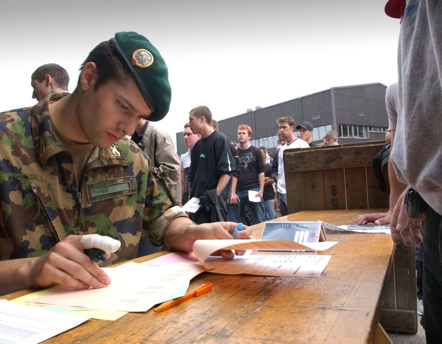 Militaire assis à une table