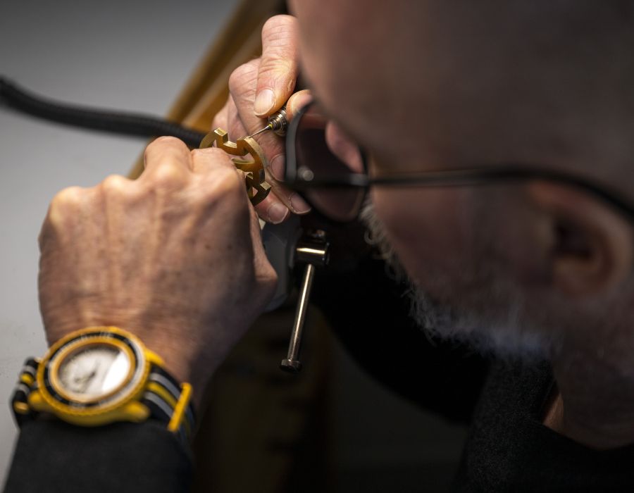 Un homme travaille sur une montre