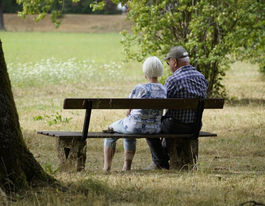 Deux retraités sur un banc