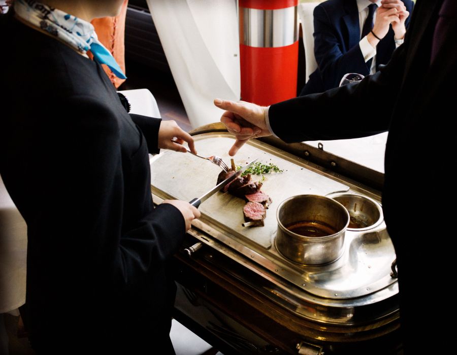 Serveurs devant un plat