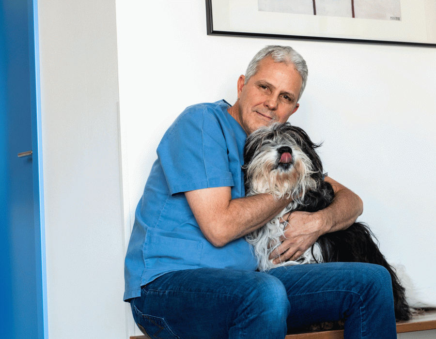 Portrait du vétérinaire Walter Villiger et de son chien Vaillant