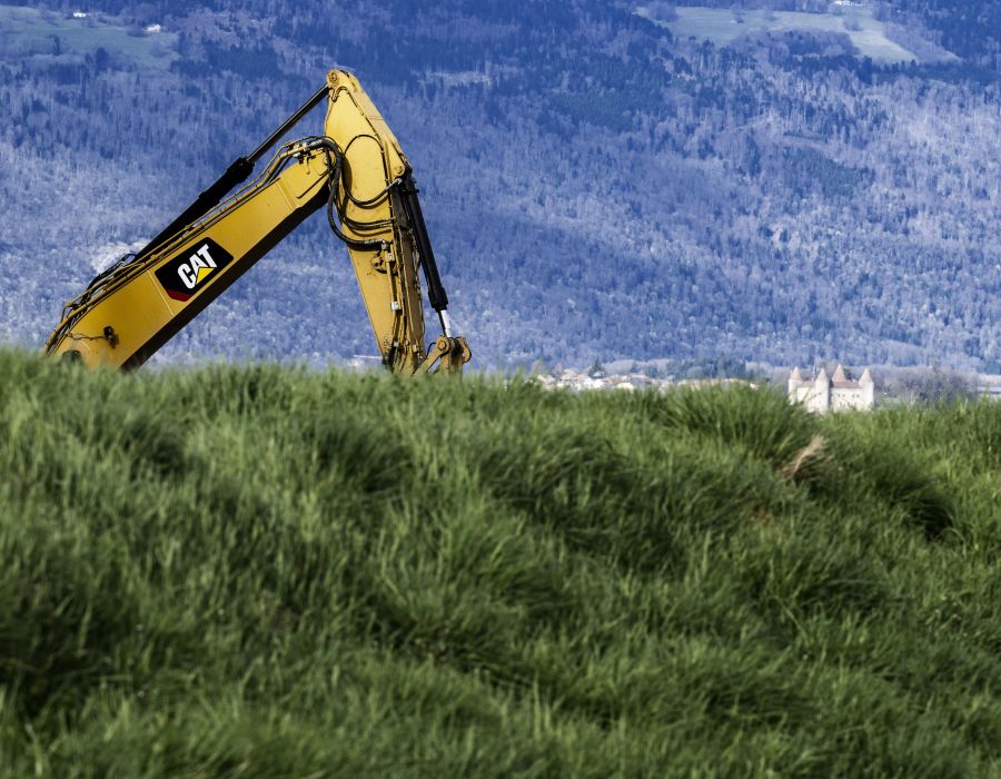 Machine de chantier et château dans le lointain.