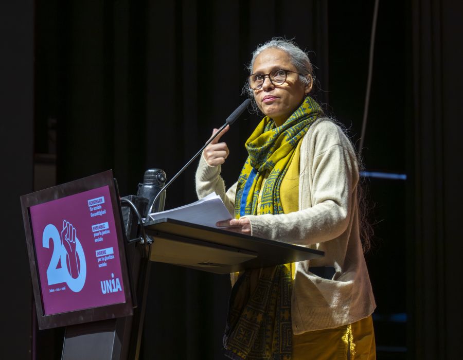 Dame parlant sur une estrade.