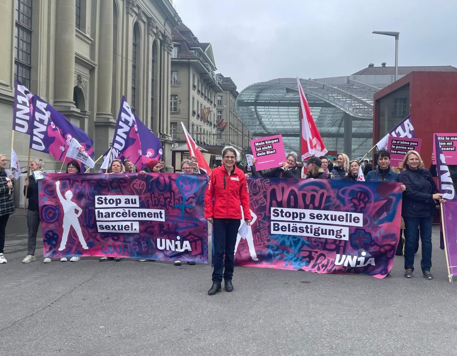 Femmes avec banderole