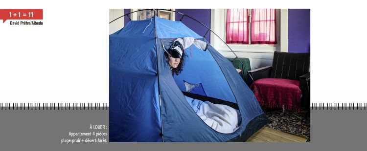 Une tente de camping installée dans un appartement. En légende on peut lire: "A louer: appartement 4 pièces plage-prairie-désert-forêt."