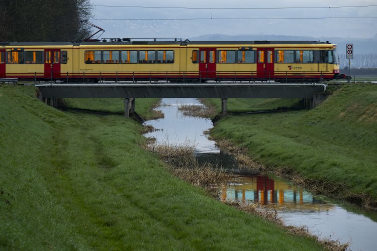 Train traversant un pont.