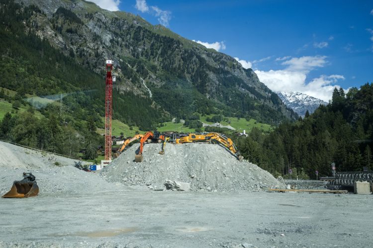 Pelleteuse sur un chantier en Valais