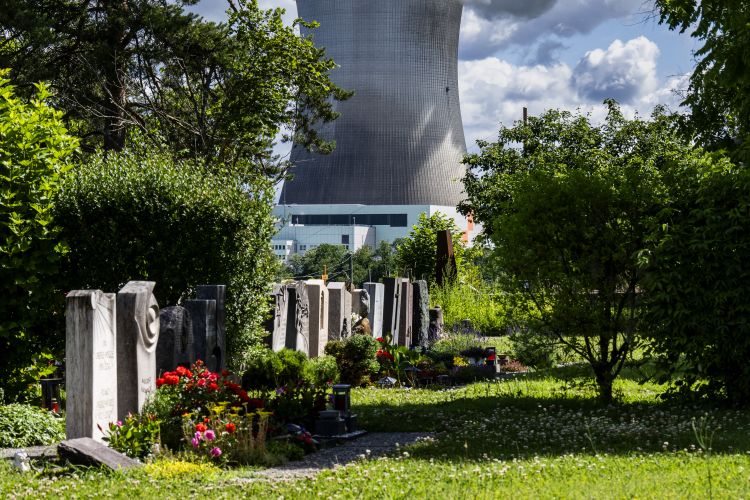 Des tombes devant une centrale nucléaire