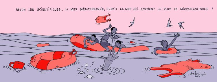 Des migrants sont en train de se noyer en pleine mer. Autour d'eux différents déchets flottent. Légende: Selon les scientifiques, la Méditerranée serait la mer qui contient le plus de microplastiques.