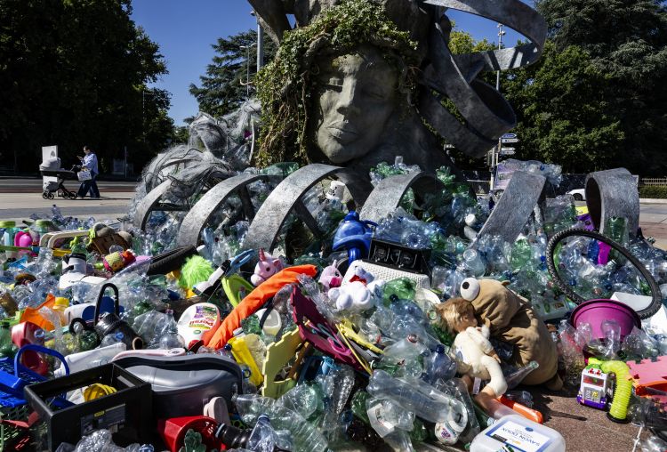 femme pleine de déchets plastiques