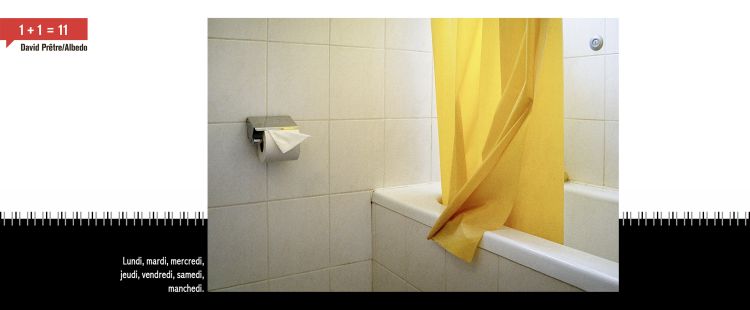 Photographie d'une salle de bain avec un rideau de douche jaune et du papier de toilette. En légende: lundi, mardi, mercredi, jeudi, vendredi, samedi, manchedi.