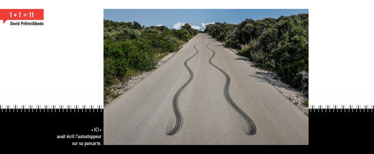 Sur une route, traces de freinage en zig-zag. En légende: "ICI" avait écrit l'autostoppeur sur sa pancarte.